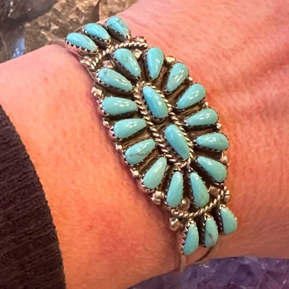 Sold 🌸 Native turquoise, sterling, silver cuff - Picture 3 of 8